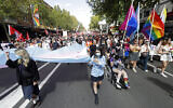 Illustration : Des centaines de manifestants défilent à Sydney, le 6 mars 2021, avant le Mardi Gras annuel des gays et lesbiennes. (Crédit : AP Photo/Rick Rycroft)