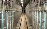 Diverses machines à centrifuger alignées dans un hall de l'installation d'enrichissement d'uranium de Natanz, en Iran, sur une photo diffusée le 17 avril 2021. (Crédit : Capture d'écran/Islamic Republic Iran Broadcasting-IRIB/AP)