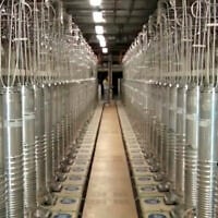 Diverses machines à centrifuger alignées dans un hall de l'installation d'enrichissement d'uranium de Natanz, en Iran, sur une photo diffusée le 17 avril 2021. (Crédit : Capture d'écran/Islamic Republic Iran Broadcasting-IRIB/AP)