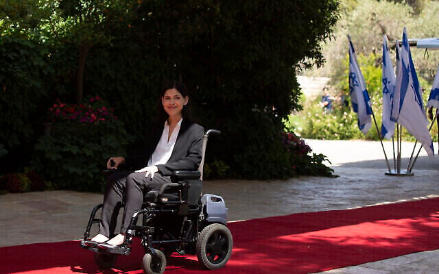 La ministre israélienne de l'Énergie Karin Elharar à la Knesset, le 14 juin 2021 à Jérusalem. (Crédit : AP Photo/Maya Alleruzzo) La ministre israélienne de l'Énergie Karin Elharar à la Knesset, le 14 juin 2021 à Jérusalem. (Crédit : AP Photo/Maya Alleruzzo)