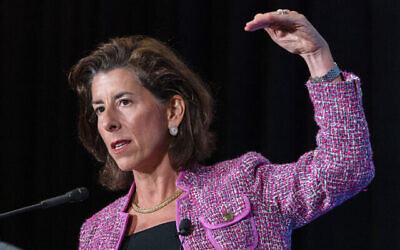 Sur cette photo du 28 septembre 2021, la secrétaire américaine au Commerce Gina Raimondo s'exprime au Economic Club of Washington. (Photo AP/Alex Brandon)
