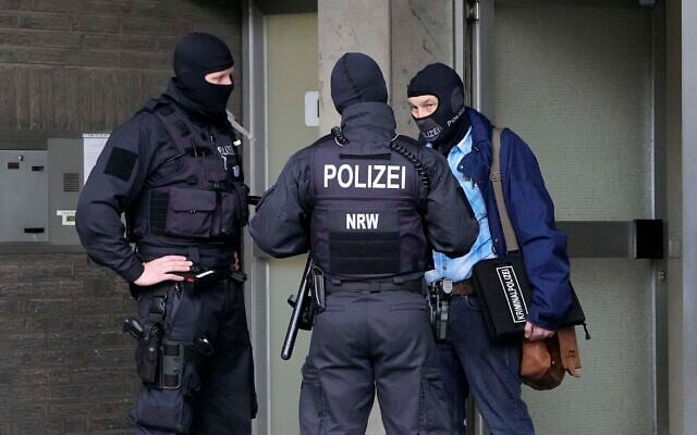 Photo d'illustration : La police lors d'un raid contre une cellule présumée de blanchiment d'argent à Dusseldorf, en Allemagne, le 6 octobre 2021. (Crédit :  AP/Martin Meissner)