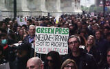 Illustration : des gens manifestent devant la cathédrale du Duomo contre le « Green Pass », alors que l'une des mesures anti-coronavirus les plus strictes d'Europe est entrée en vigueur, exigeant que tous les travailleurs, des magistrats aux femmes de chambre, présentent un laissez-passer vert pour pouvoir travailler. à Milan, Italie, samedi 23 octobre 2021. (Crédit : AP Photo/Luca Bruno)