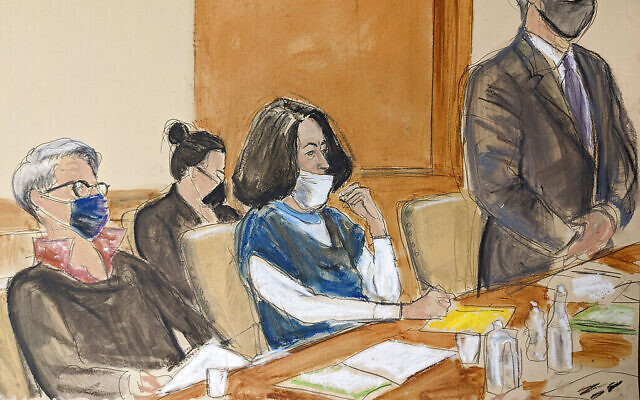 Dans ce croquis de salle d'audience, Ghislaine Maxwell, au centre, écoute pendant une audience du tribunal, entourée de ses avocats, Bobbi Sternheim, à gauche, et Jeffrey Pagliuca, à droite, le 1er novembre 2021, à New York. (Crédit : AP Photo/Elizabeth Williams)