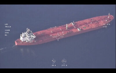 Cette image tirée d'une vidéo montre un pétrolier battant pavillon vietnamien saisi dans le golfe d'Oman, le 3 novembre 2021. (Crédit : Gardiens de la révolution via AP)
