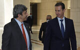 Le président syrien Bashar al-Assad (à droite) et le cheikh Abdullah bin Zayed al-Nahyan, ministre des Affaires étrangères des Émirats arabes unis, à Damas, en Syrie, le 9 novembre 2021, sur cette photo publiée par l'agence de presse officielle syrienne SANA. (Crédit : SANA via AP)