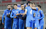 L'équipe nationale de football d'Israël célèbre l'ouverture du score lors du match de football de qualification du groupe F de la Coupe du monde 2022 entre l'Autriche et Israël à Klagenfurt, en Autriche,le 12 novembre 2021. (Crédit : Lisa Leutner/AP)