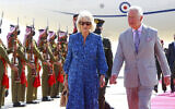 Le prince britannique Charles et son épouse Camilla, duchesse de Cornouailles, arrivent à Amman, en Jordanie, le 16 novembre 2021, pour un voyage de quatre jours en Jordanie et en Egypte. (Crédit : AP/Raad Adayleh)