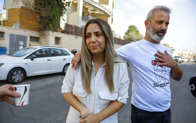 Natali et Mordy Oknin, qui ont été détenus en Turquie pendant une semaine parce qu'ils étaient soupçonnés d'espionnage, parlent aux journalistes quelques heures après avoir été libérés à leur domicile de Modiin, le 18 novembre 2021. (Crédit : AP Photo/Ariel Schalit) Natali et Mordy Oknin, qui ont été détenus en Turquie pendant une semaine parce qu'ils étaient soupçonnés d'espionnage, parlent aux journalistes quelques heures après avoir été libérés à leur domicile de Modiin, le 18 novembre 2021. (Crédit : AP Photo/Ariel Schalit)