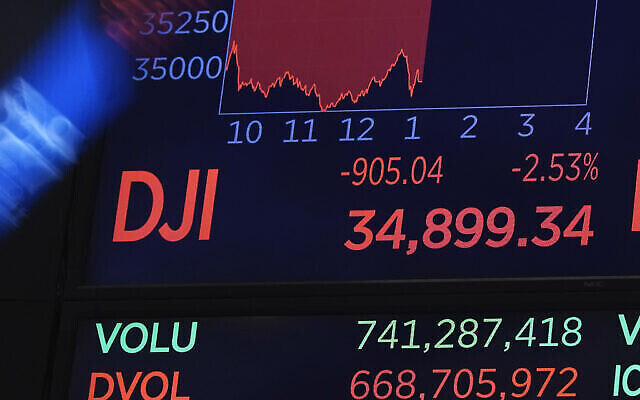 Un écran à la bourse de New York montre, à la fermeture, la valeur de l'indice Dow Jones, le 26 novembre 2021. (Crédit : AP/Richard Drew) Un écran à la bourse de New York montre, à la fermeture, la valeur de l'indice Dow Jones, le 26 novembre 2021. (Crédit : AP/Richard Drew)