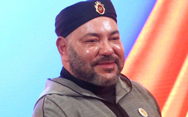 Le roi du Maroc Mohammed VI pose pour des photographes après la signature d'un accord avec le groupe chinois Haite pour lancer un parc industriel près de Tanger pour 200 entreprises chinoises qui créeront des dizaines de milliers d'emplois, au Palais Marchane à Tanger, Maroc, le lundi 20 mars 2017 (Crédit : AP Photo/Abdeljalil Bounhar) Le roi du Maroc Mohammed VI pose pour des photographes après la signature d'un accord avec le groupe chinois Haite pour lancer un parc industriel près de Tanger pour 200 entreprises chinoises qui créeront des dizaines de milliers d'emplois, au Palais Marchane à Tanger, Maroc, le lundi 20 mars 2017 (Crédit : AP Photo/Abdeljalil Bounhar)