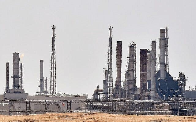 Une installation pétrolière d'Aramco près de la zone d'al-Khurj, juste au sud de la capitale saoudienne Riyad, le 15 septembre 2019. (Crédit : FAYEZ NURELDINE/ AFP) Une installation pétrolière d'Aramco près de la zone d'al-Khurj, juste au sud de la capitale saoudienne Riyad, le 15 septembre 2019. (Crédit : FAYEZ NURELDINE/ AFP)