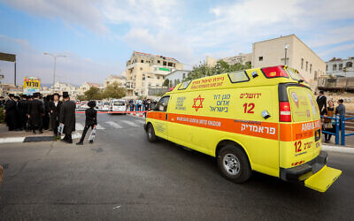 Les services d'urgence sur les lieux à Beit Shemesh où une fillette de 8 ans a été mortellement percutée par une voiture, le 18 novembre 2021. (Crédit : Yaakov Lederman/Flash90)