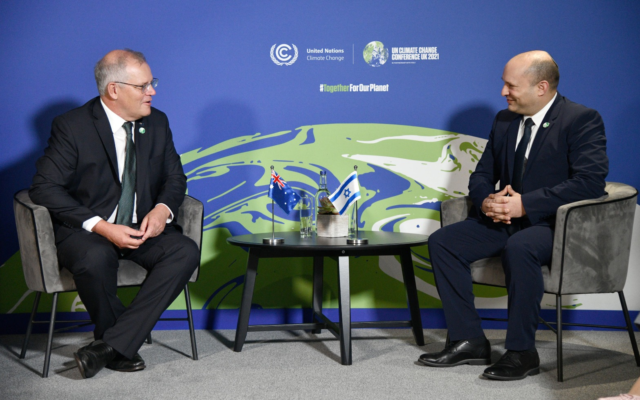Le Premier ministre Naftali Bennett (à droite)  a rencontré le Premier ministre australien Scott Morrison lors du sommet climatique de l'ONU COP26 à Glasgow, en Ecosse, le 1er novembre 2021. (Crédit : Haim Zach/GPO)