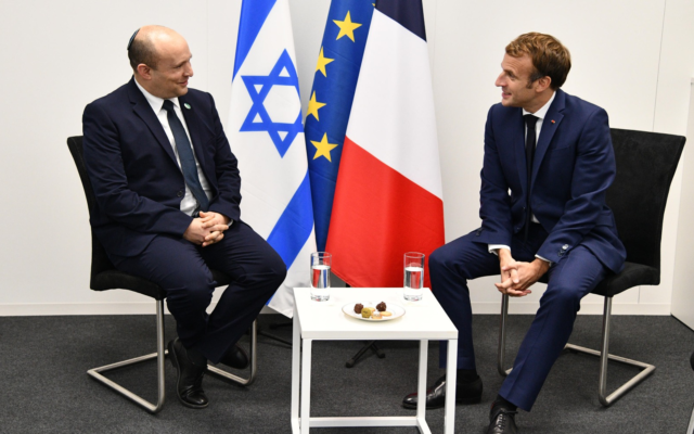 Le Premier ministre Naftali Bennett (à gauche) rencontre le président français Emmanuel Macron lors du sommet climatique de l'ONU COP26 à Glasgow, en Écosse, le 1er novembre 2021. (Crédit : Haim Zach/GPO) Le Premier ministre Naftali Bennett (à gauche) rencontre le président français Emmanuel Macron lors du sommet climatique de l'ONU COP26 à Glasgow, en Écosse, le 1er novembre 2021. (Crédit : Haim Zach/GPO)