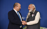 Le Premier ministre Naftali Bennett à gauche, s'entretient avec le Premier ministre indien Narendra Modi lors de la conférence sur le climat COP26 à Glasgow, en Écosse, le 2 novembre 2021. (Crédit : Haim Zach / GPO)