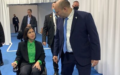 Le Premier ministre Naftali Bennett arrive à la conférence COP26 à Glasgow, en Écosse, avec la ministre de l'Énergie Karine Elharrar, le 2 novembre 2021. (Autorisation)