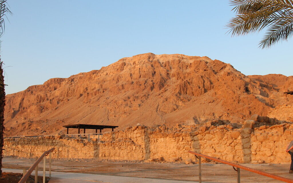 Les falaises au Parc National de Qumran à l'aube. (Crédit : Shmuel Bar-Am)