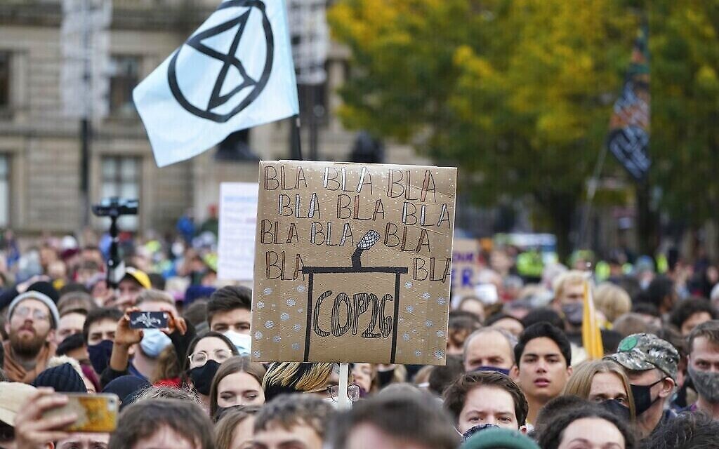 Des militants pour le climat défilent dans les rues de Glasgow, en Écosse, le 5 novembre 2021. (Crédit : AP Photo/Jon Super) Des militants pour le climat défilent dans les rues de Glasgow, en Écosse, le 5 novembre 2021. (Crédit : AP Photo/Jon Super)