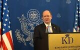 Le sénateur Chris Coons (D-DE) s'adresse aux journalistes à Jérusalem, le 10 novembre 2021 (Crédit : Lazar Berman, Times of Israel).