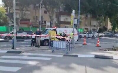 Capture d'écran d'une vidéo prise près de l'hôpital Rambam à Haïfa lors de la chasse à un kamikaze présumé, le 29 novembre 2021. (Crédit : Twitter)