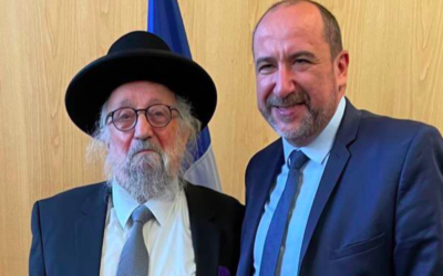 Le rav Avraham Elhaddad et le député LREM Dominique da Silva, en novembre 2021. (Crédit : Dominique da Silva)