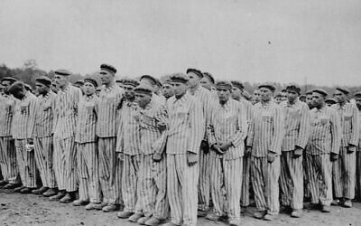 Prisonniers du camp de concentration allemand de Buchenwald, où des milliers de Juifs ont été incarcérés après la Nuit de cristal en 1938 (Crédit : domaine public) Prisonniers du camp de concentration allemand de Buchenwald, où des milliers de Juifs ont été incarcérés après la Nuit de cristal en 1938 (Crédit : domaine public)