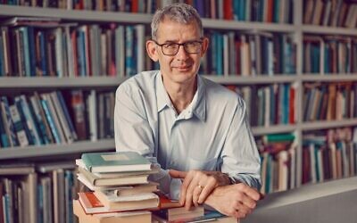 Le best-seller d'Edmund de Waal "Le lièvre aux yeux d'ambre : un héritage caché" a inspiré une nouvelle exposition au Musée juif de Manhattan. (Crédit : Tom Jamieson/via JTA)
