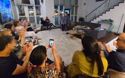 Les acteurs Matan Zrachia et Maia Karo s'inclinent après une représentation de la pièce "Divorced" du Cameri Theatre, dans un appartement privé de Hoboken, dans le New Jersey. (Crédit : Divorced NYC/via JTA)