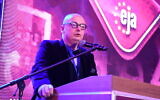 Le sénateur polonais Michal Kaminski s'adresse au gala de l'Association juive européenne à Cracovie, le 8 novembre 2021. (Crédit : Yossi Zeliger/EJA)