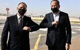 Le nouvel envoyé des États-Unis en Israël, Tom Nides (à droite), en compagnie de Gil Haskel, chef du protocole du ministère des Affaires étrangères (Crédit : David Azagury/ Ambassade des États-Unis à Jérusalem).