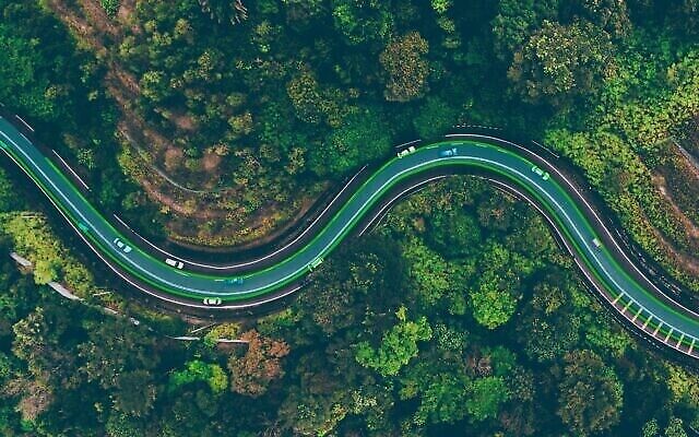Image d'illustration montrant une route équipée de l'infrastructure de recharge sans fil de la startup israélienne Electreon. (Crédit : Electreon)
