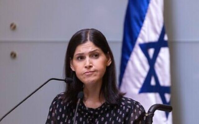 La ministre de l'Énergie Karine Elharrar lors d'une réunion du comité des dispositions, à la Knesset, le 9 juin 2021. (Crédit : Olivier Fitoussi/Flash90) La ministre de l'Énergie Karine Elharrar lors d'une réunion du comité des dispositions, à la Knesset, le 9 juin 2021. (Crédit : Olivier Fitoussi/Flash90)