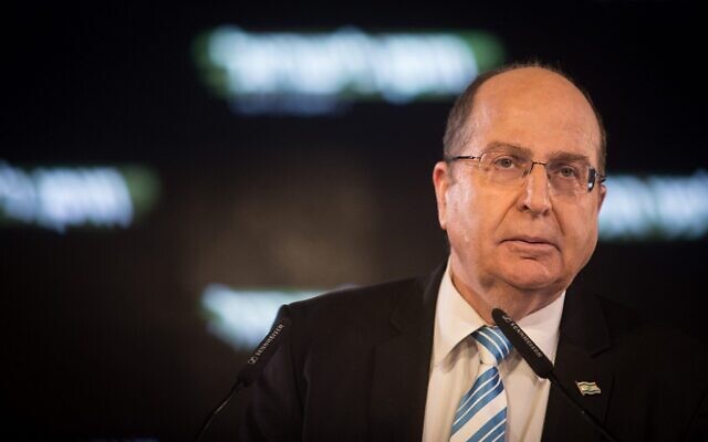 L'ex-ministre de la Défense Moshe Yaalon lors d'un rassemblement de campagne à Tel Aviv pour son nouvel allié politique Benny Gantz, le 29 janvier 2019. (Crédit :  Hadas Parush/Flash90)