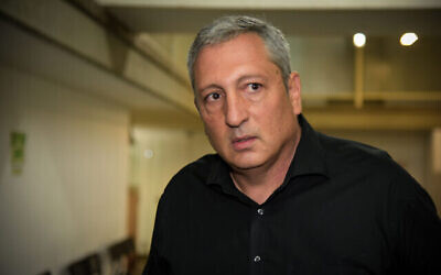 L'ex-conseiller de Benjamin Netanyahu Nir Hefetz arrive à la cour de district de Tel Aviv, le 10 novembre 2019. (Crédit : Avshalom Sassoni/Flash90)