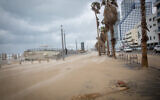 Illustration : Une plage de Tel Aviv pendant une tempête, le 17 février 2021. (Miriam Alster/Flash90)