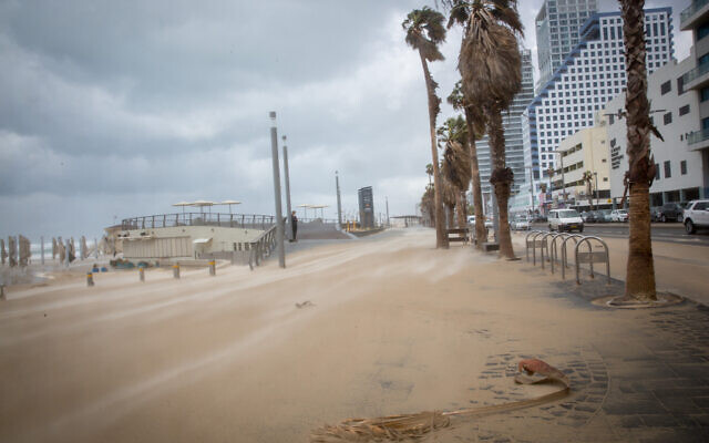 Illustration : Une plage de Tel Aviv pendant une tempête, le 17 février 2021. (Miriam Alster/Flash90)