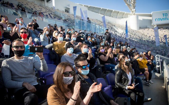 Des Israéliens détenteurs du Passe vert à un concert du chanteur Ivri Lider au Bloomfield Stadium de Tel Aviv, le 5 mars 2021. (Crédit : Miriam Alster/FLASH90)