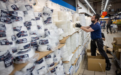Vaisselle en plastique jetable en vente, peu après l'entrée en vigueur de nouvelles taxes sur les produits jetables en Israël, à Givat Shaul, Jérusalem, 27 octobre 2021. (Crédit : Yonatan Sindel/Flash90)