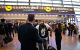 Des voyageurs à l'aéroport Ben Gurion, le 31 octobre 2021. (Crédit : Nati Shohat/ Flash90)