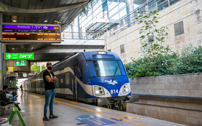 Des passagers à la gare Ben Gourion près de Tel Aviv, le 28 octobre 2021. (Crédit : Yossi Aloni/Flash90)