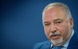Le ministre des Finances Avigdor Liberman s'exprimant lors d'une conférence de presse, présentant une nouvelle réforme sur le logement, dans les bureaux du ministère des Finances, à Jérusalem, le 31 octobre 2021. (Crédit : Yonatan Sindel/Flash90)