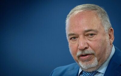 Le ministre des Finances Avigdor Liberman s'exprimant lors d'une conférence de presse, présentant une nouvelle réforme sur le logement, dans les bureaux du ministère des Finances, à Jérusalem, le 31 octobre 2021. (Crédit : Yonatan Sindel/Flash90)