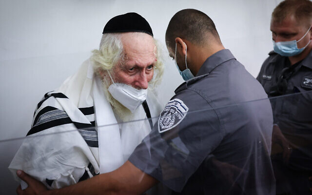Le rabbin Eliezer Berland arrive pour une audience au tribunal à Jérusalem, le 2 novembre 2021. (Crédit : Yonatan Sindel/Flash90) Le rabbin Eliezer Berland arrive pour une audience au tribunal à Jérusalem, le 2 novembre 2021. (Crédit : Yonatan Sindel/Flash90)