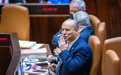 Naftali Bennett envoie un baiser à un député de l'opposition lors d'une séance plénière et d'un vote sur le budget de l'État à la Knesset, le 3 novembre 2021. (Olivier Fitoussi/Flash90)