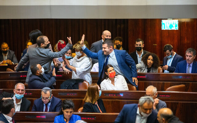 Des membres de la Knesset assistent à une session plénière et à un vote sur le budget de l'État à la Knesset à Jérusalem, le 3 novembre 2021. (Crédit : Olivier Fitoussi/Flash90)