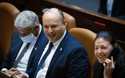 Naftali Bennett lors d'une séance plénière et d'un vote sur le budget de l'État à la Knesset, le 4 novembre 2021. (Crédit : Yonathan Sindel/Flash90)