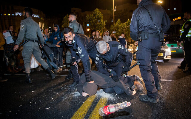 Affrontements entre policiers et manifestants lors d'une émeute sur la mort d'Ahuvia Sandak l'année dernière, à Jérusalem, le 4 novembre 2021. (Yonatan Sindel/Flash90)