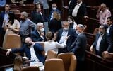 Le Premier ministre Naftali Bennett et ses collègues, dont la présidente de la coalition Irit Silman, à la Knesset alors que le budget de l'État pour 2021 a été approuvé, le 4 novembre 2021. (Crédit : Yonatan Sindel/Flash90)