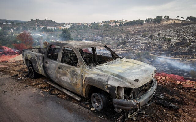 Une voiture brûlée après un incendie à Ma'alot-Tarshiha, dans le nord d'Israël, le 14 novembre 2021. (Crédit : David Cohen/Flash90)
